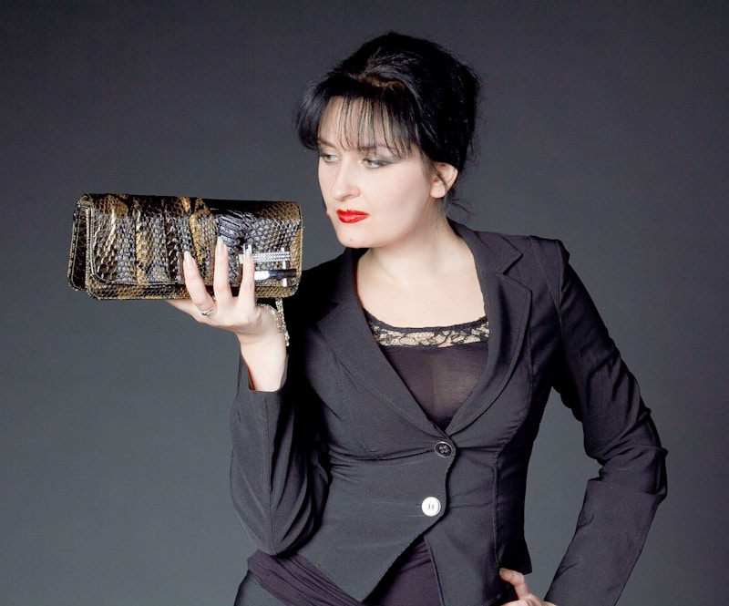 Elegantní žena s peněženkou