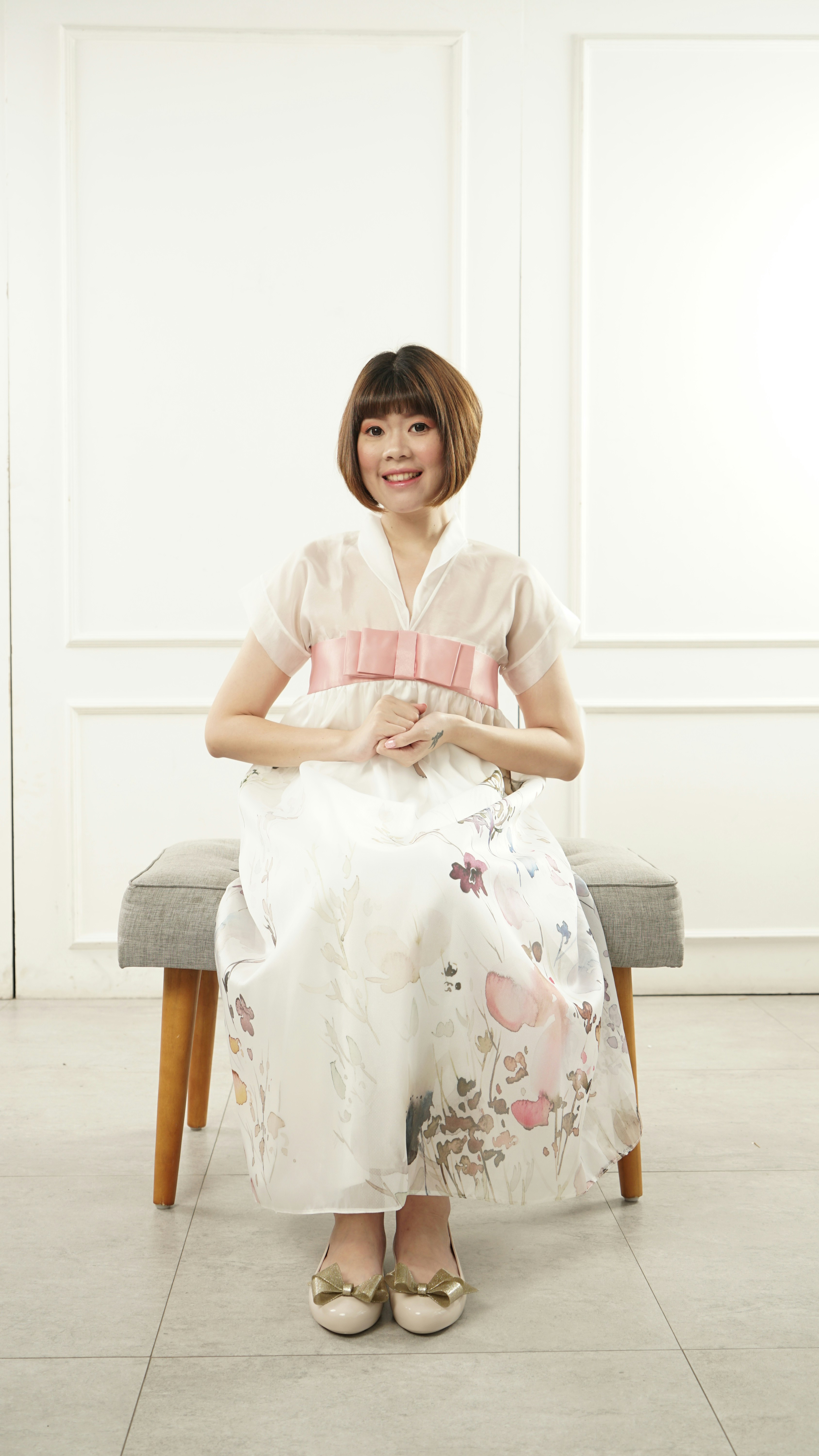 오토만에 앉아있는 여자