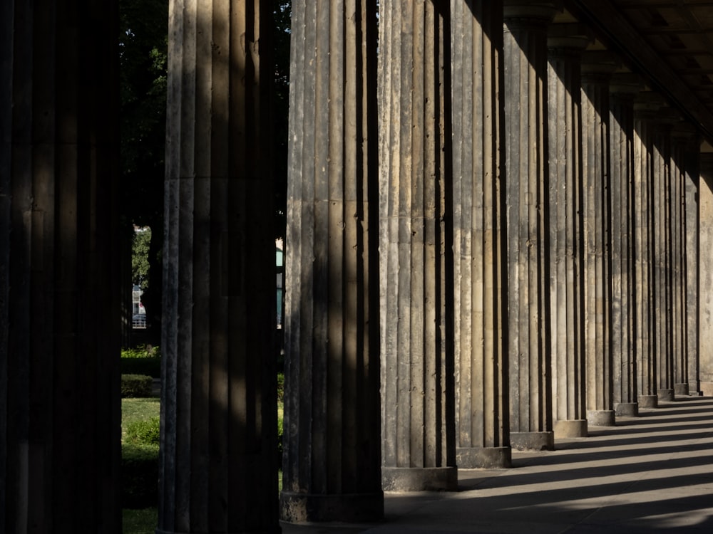 foto di colonne grigie