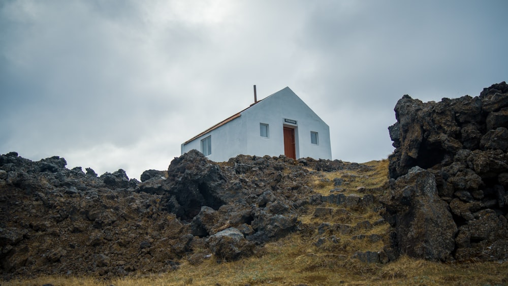 Casa de hormigón blanco