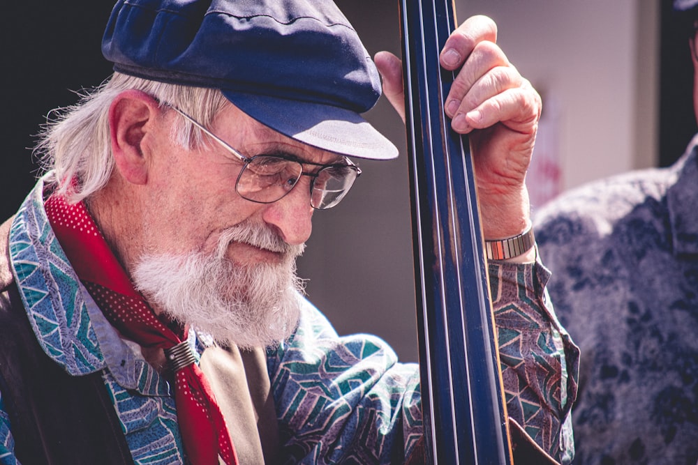 man holding black string instrumet