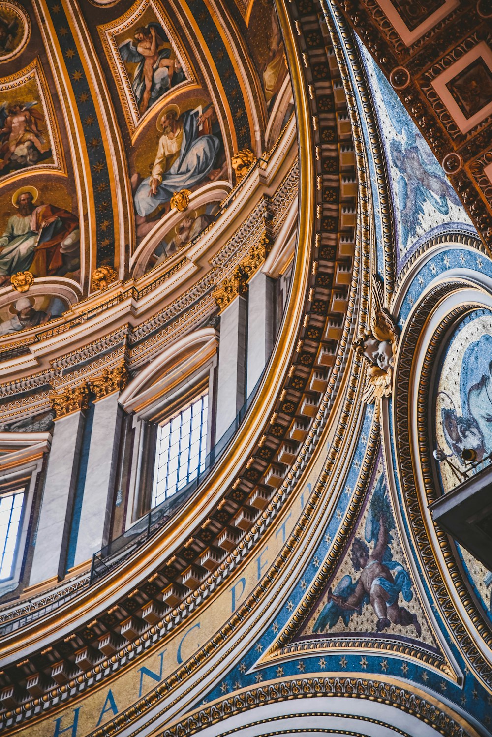 le plafond d’une église avec des peintures dessus