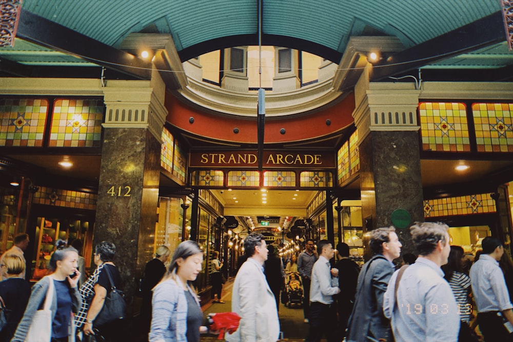 pessoas caminhando ao lado de Strand Arcade