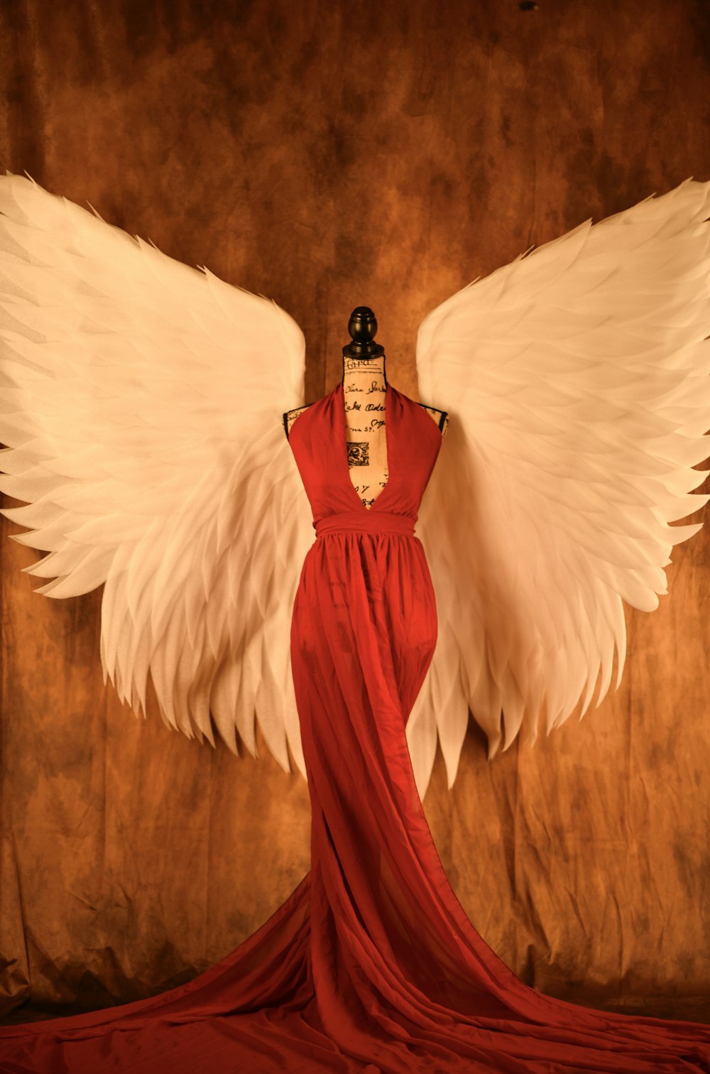 vestido largo rojo de cuello halter y alas blancas