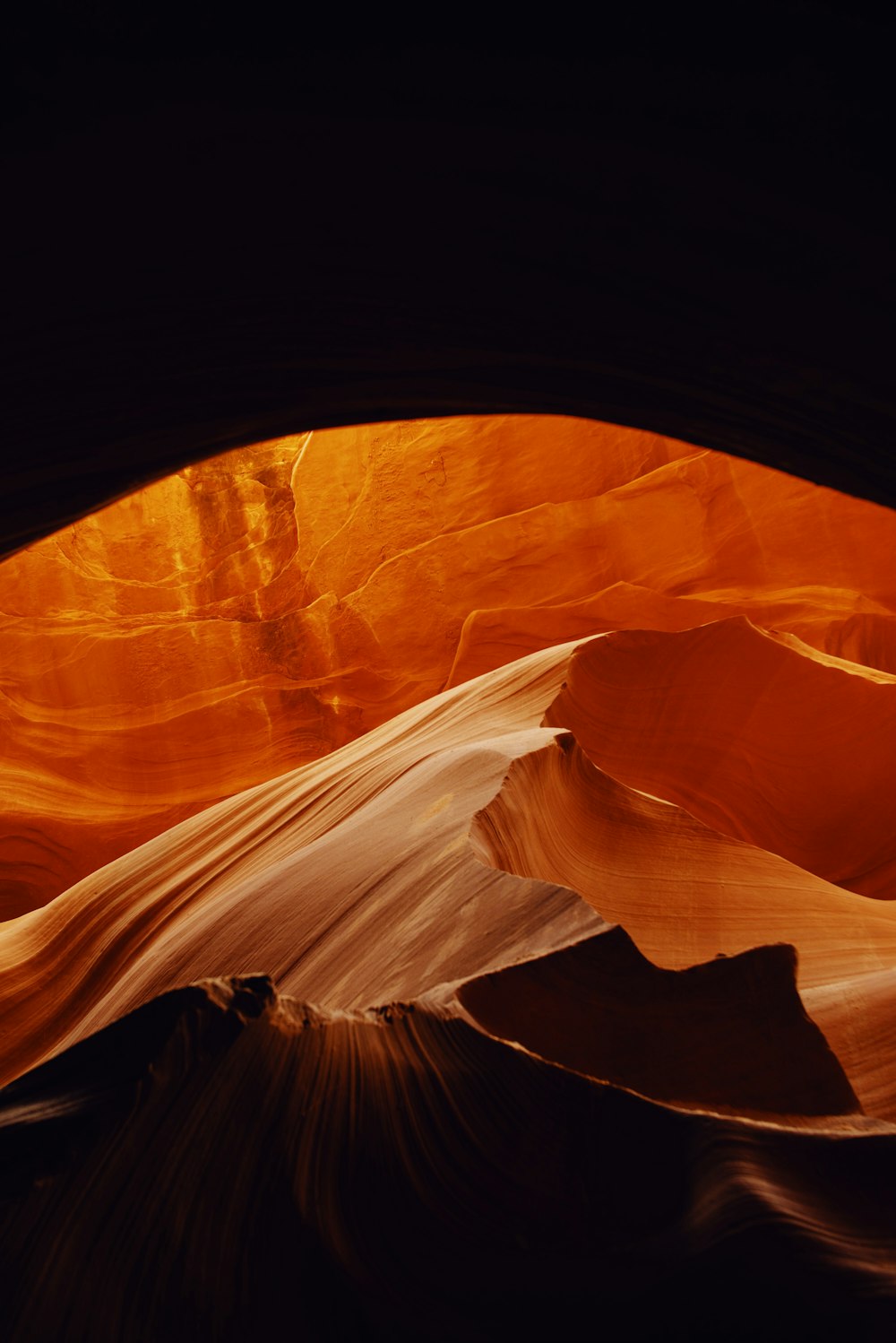 Una vista dell'interno di una grotta nel deserto