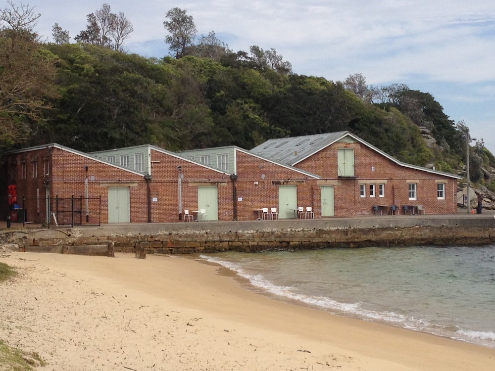 Casa de ladrillo marrón al lado del cuerpo de agua