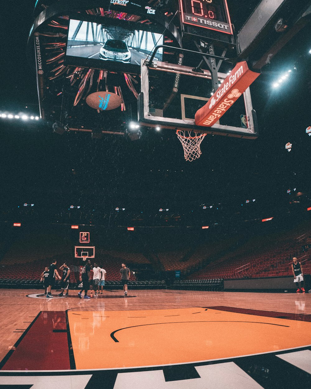 Jugadores dentro de la cancha de baloncesto