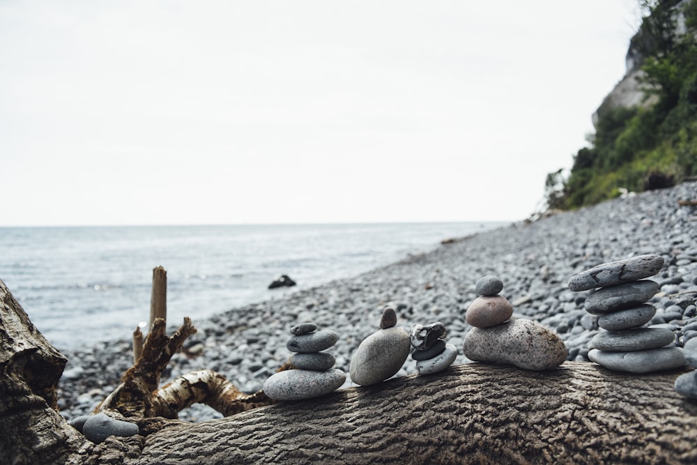 pedras empilhadas pela praia