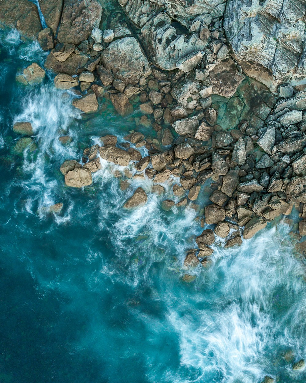 Fotografía de vista superior del mar y la formación rocosa durante el día