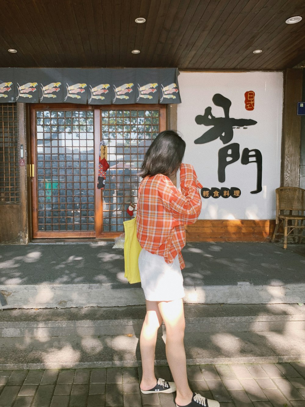 femme debout devant des portes coulissantes