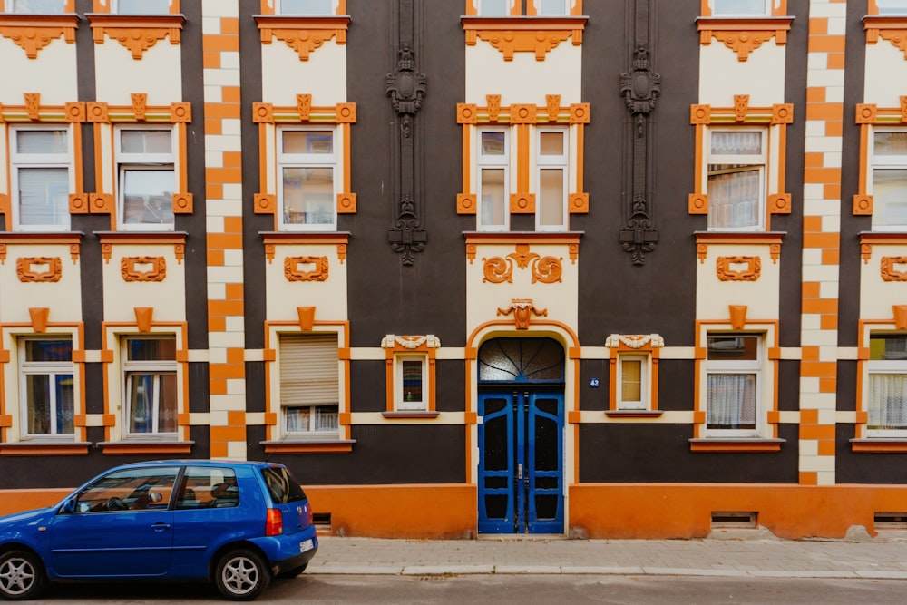 Coche azul aparcado fuera del edificio