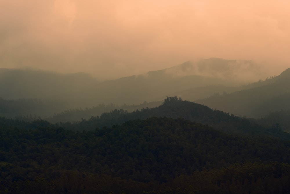 Silhouettenfotografie der Berge