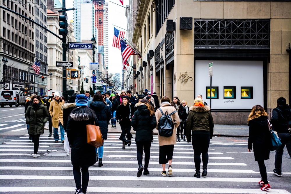 persone che passano sulla strada durante il giorno