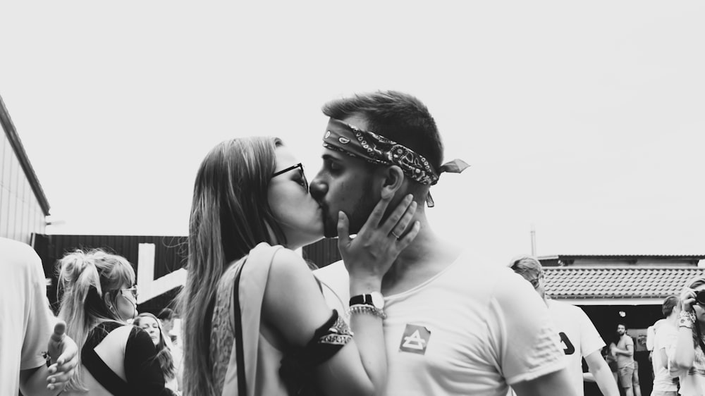 Fotografía en escala de grises de pareja besándose