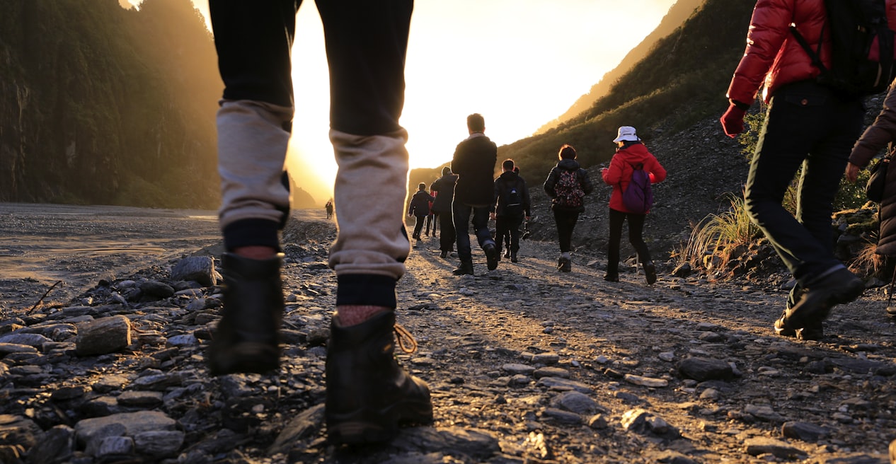 gruppo che fa hiking