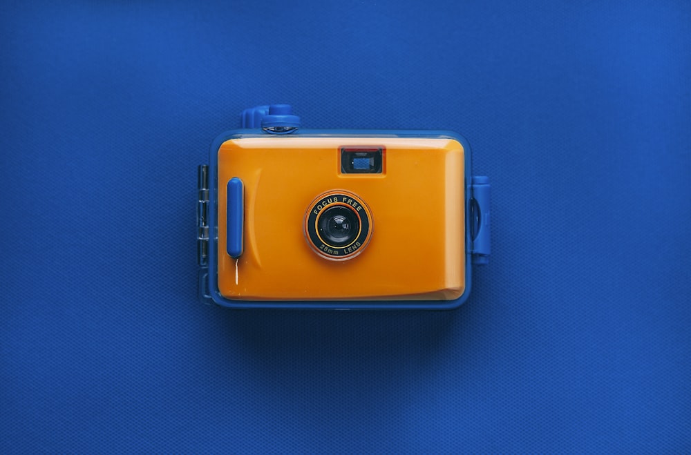 Câmera digital laranja e preta