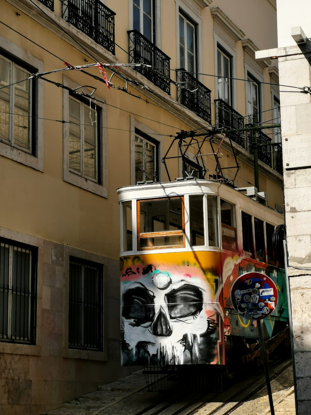 treno bianco e multicolore