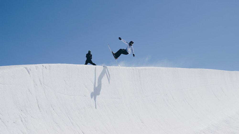 person doing snow boarding during daytime