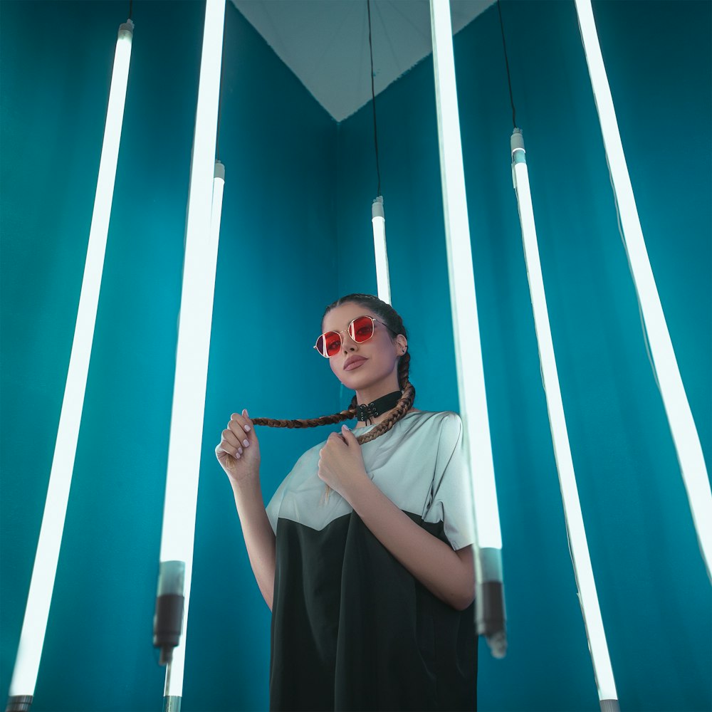 mujer con gafas de sol de pie en la habitación