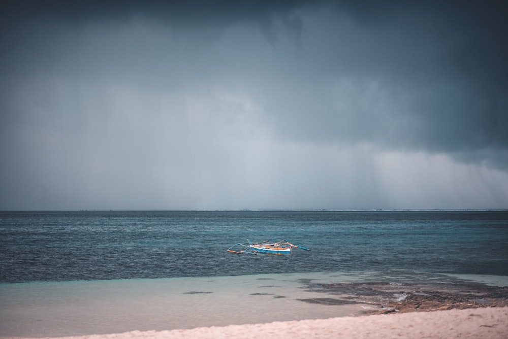 barco de pesca cerca de la costa