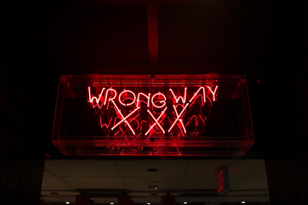 rosso Wrong Way XXX insegne al neon