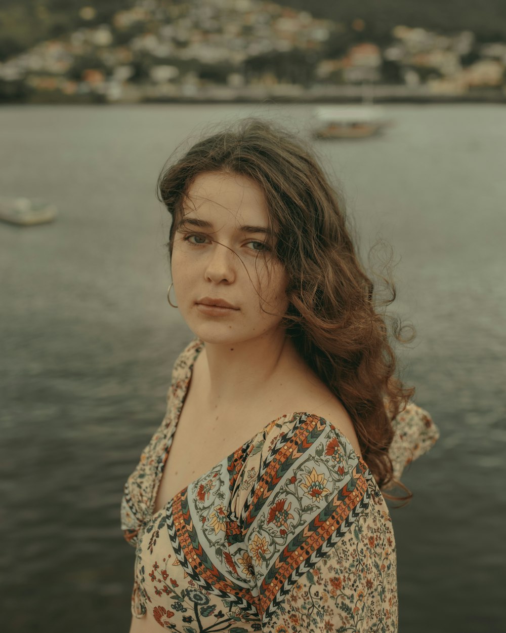 mulher no top floral branco e laranja