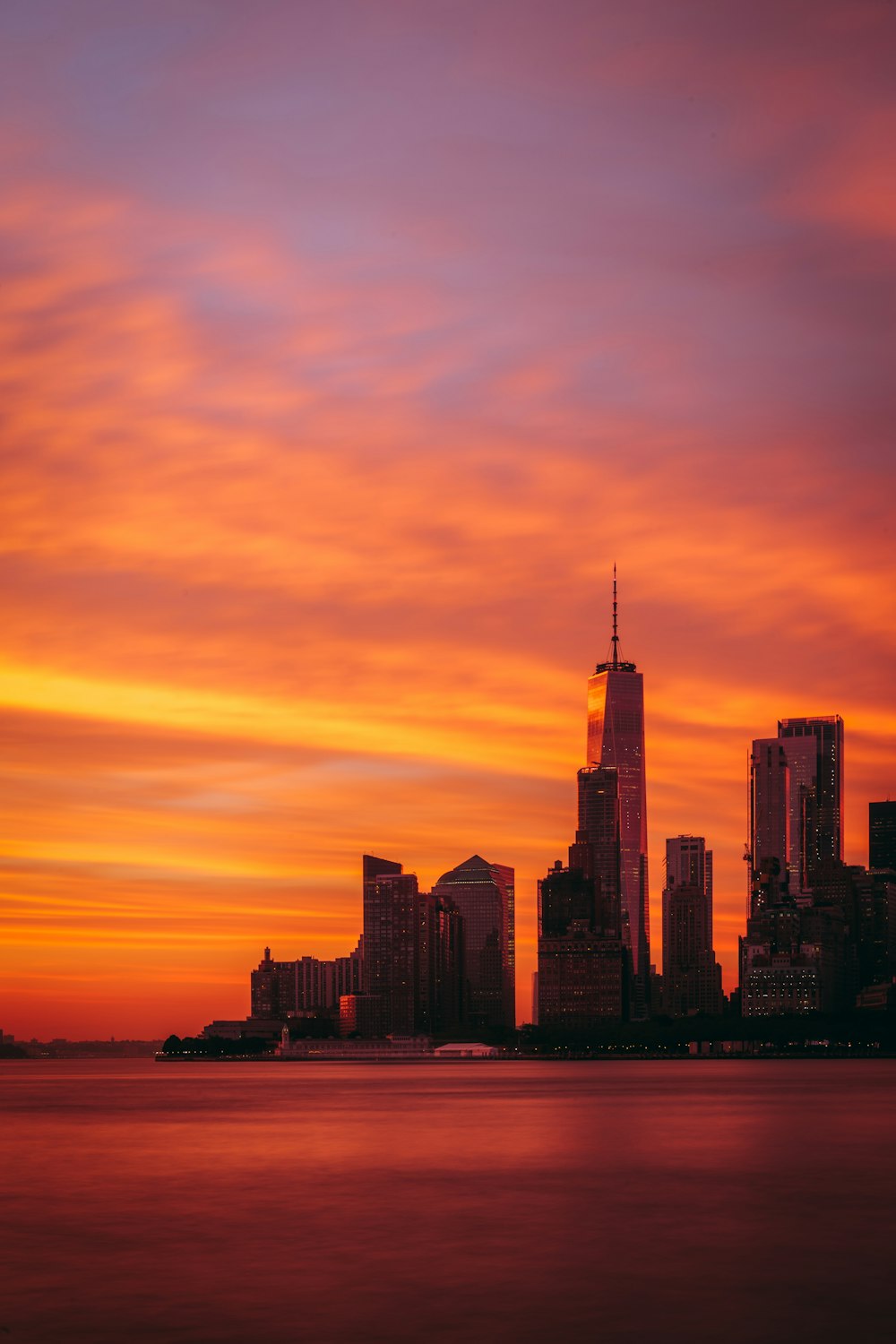 Fotografía panorámica de la puesta de sol en la ciudad
