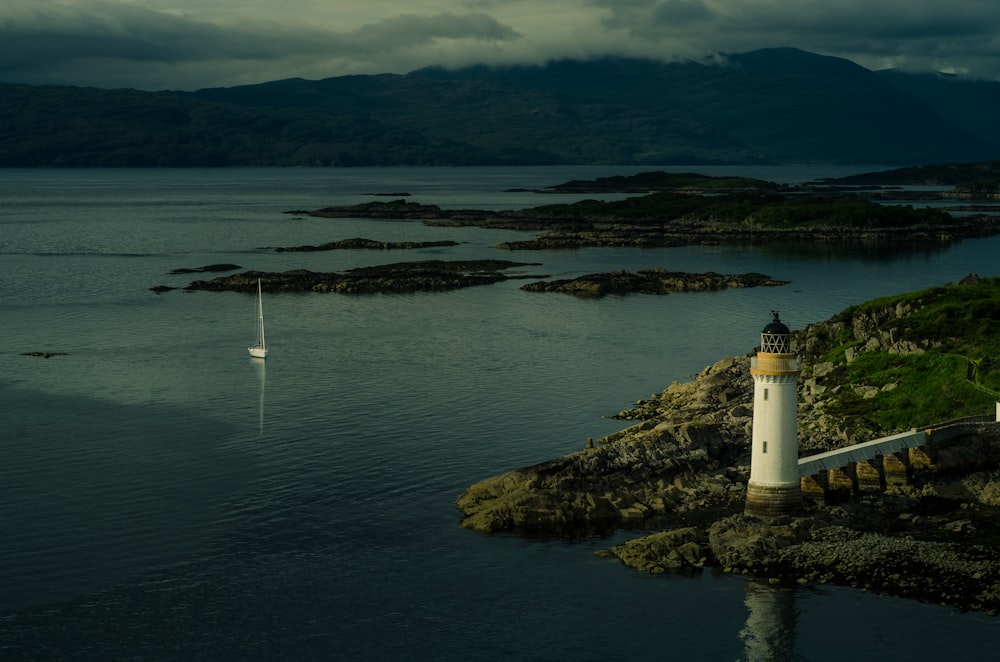 Farol branco perto do corpo de água