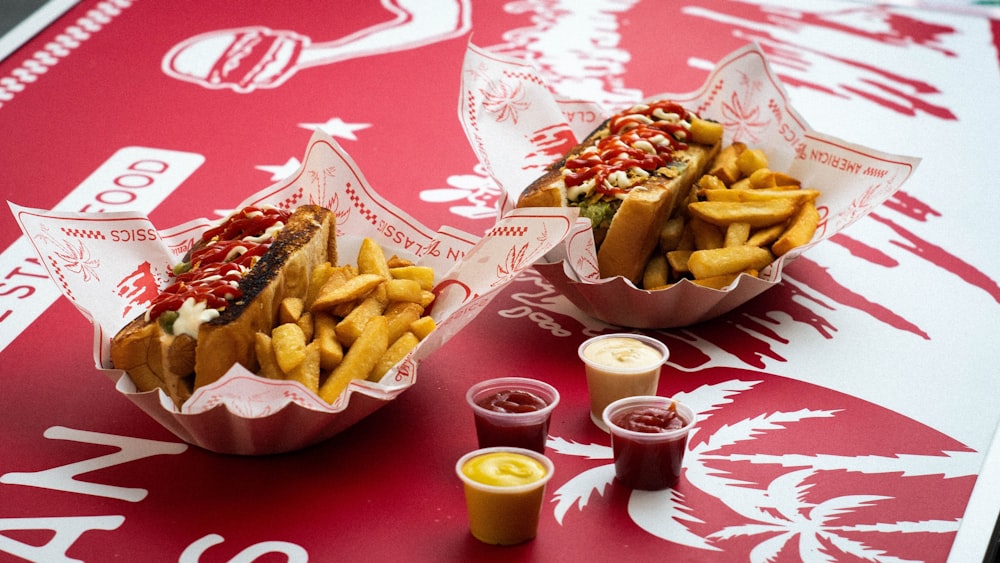 dos tazas de tacos con papas fritas