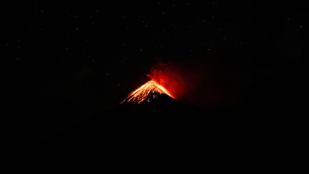 volcan en éruption