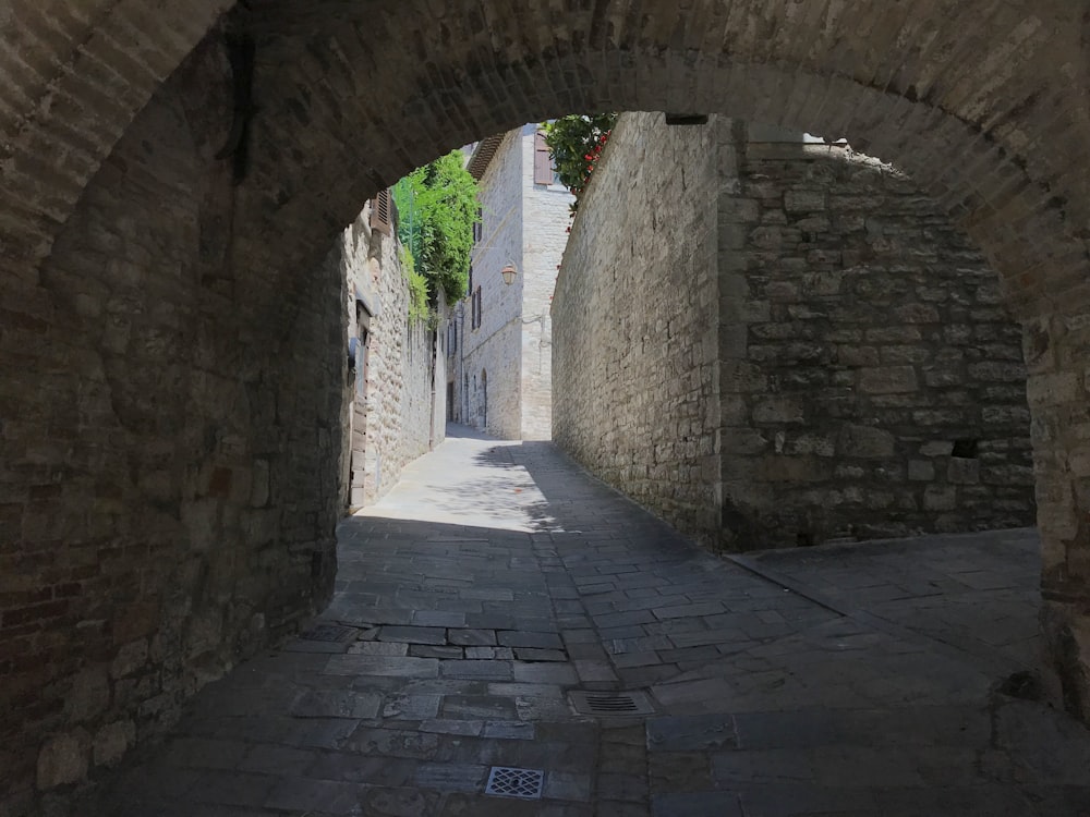 eine schmale Gasse mit einem Steinbogen