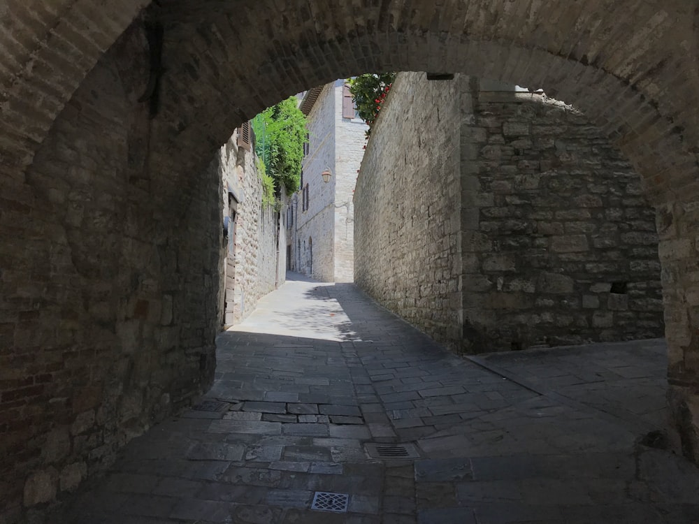 a narrow alley way with a stone arch