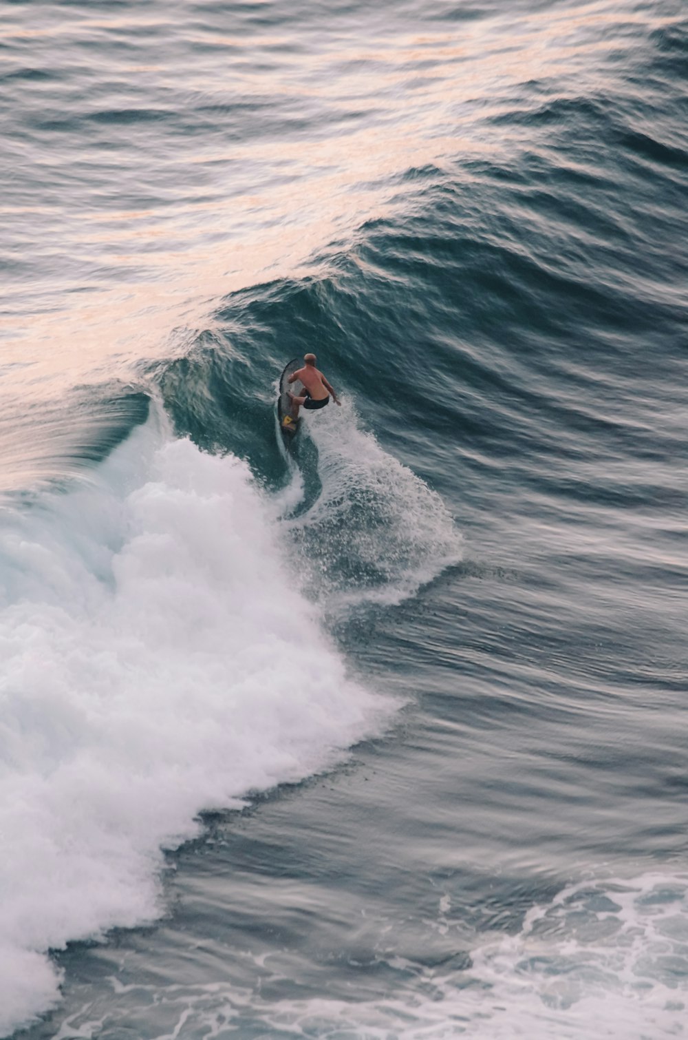 person surfing in a wave close-up photography
