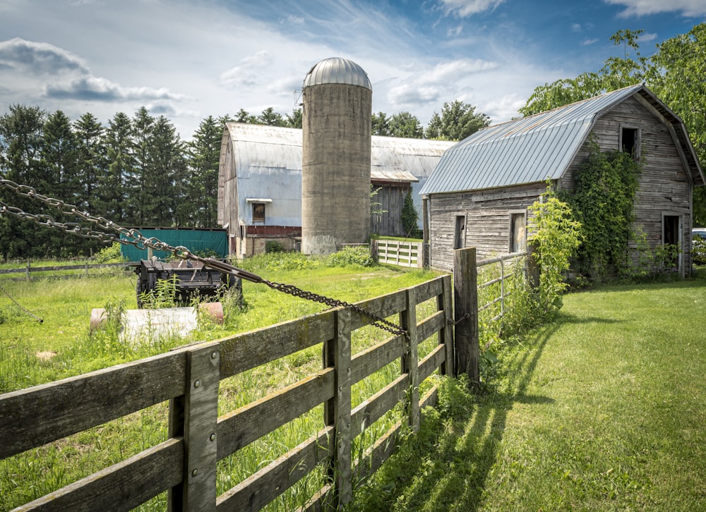 Una antigua granja con un granero y un silo