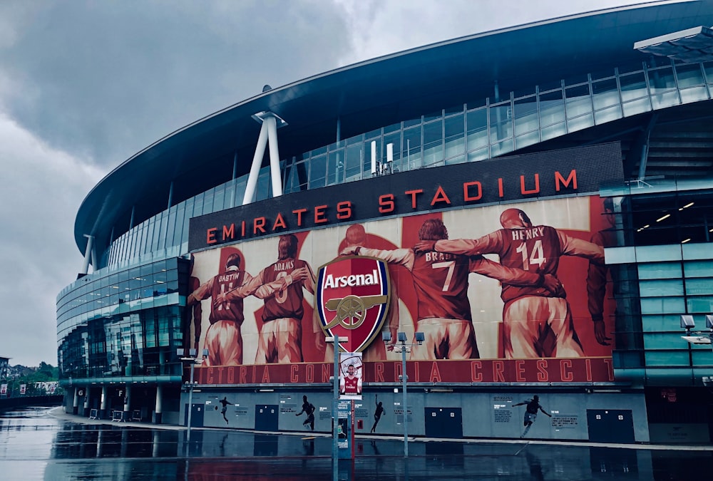 Un homme debout devant l’Emirates Stadium