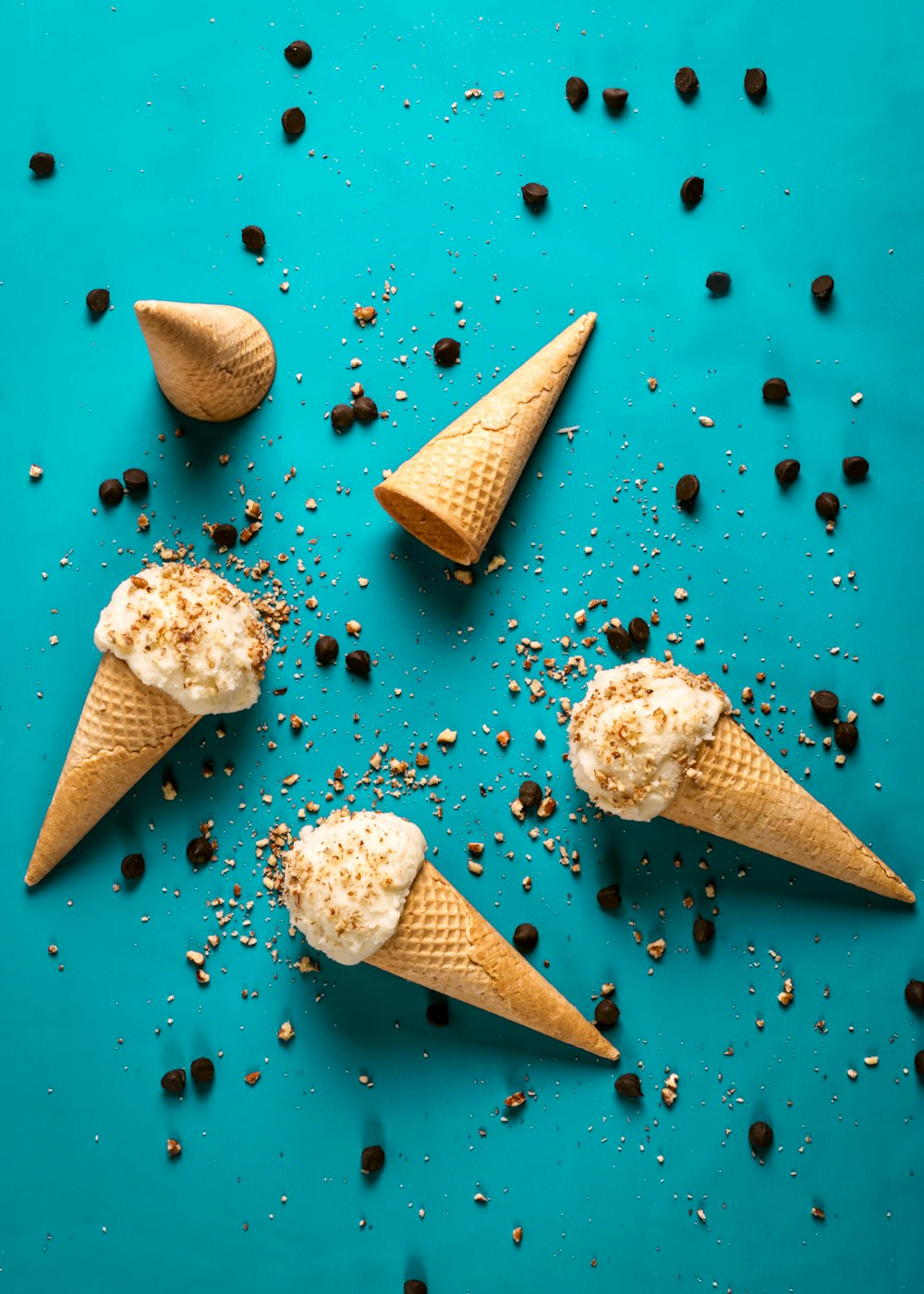 Cones de açúcar com lascas de chocolate