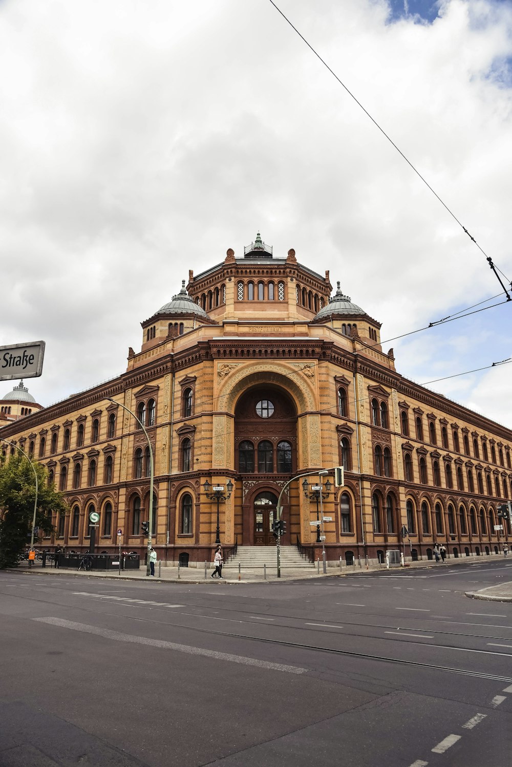 Menschen, die neben dem Gebäude gehen