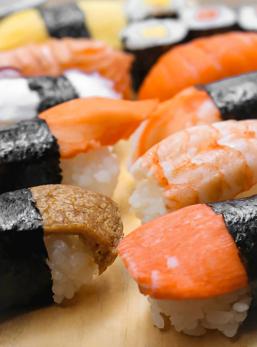Nigiris y piezas de sushi en primer plano