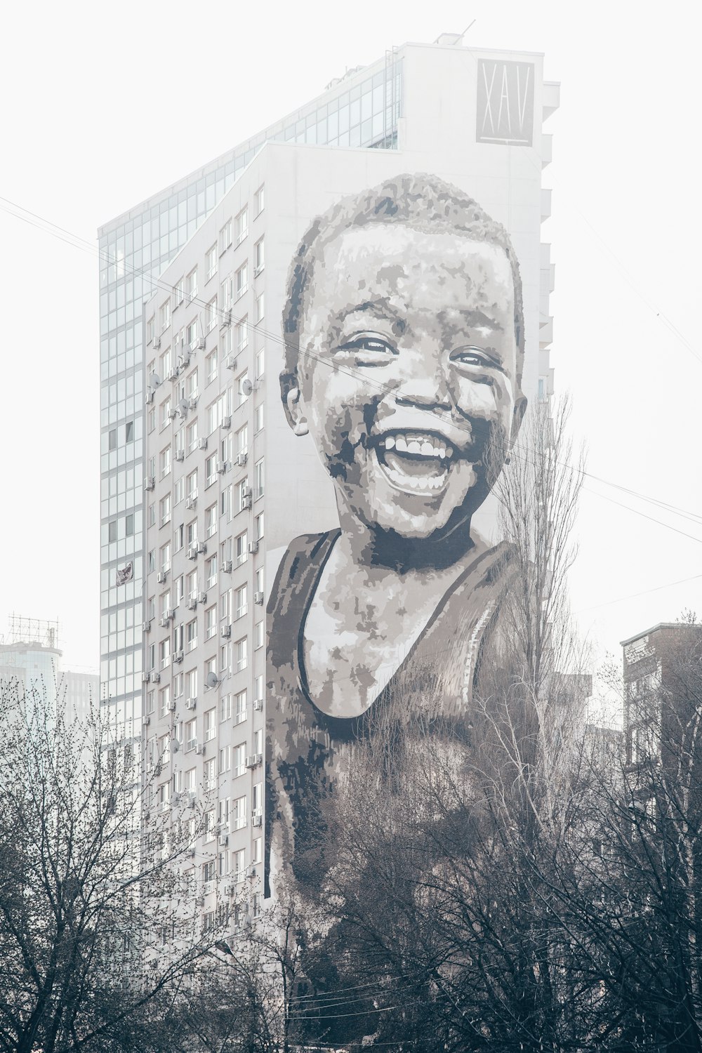 Kind lachende Graffiti-Kunst an der Wand