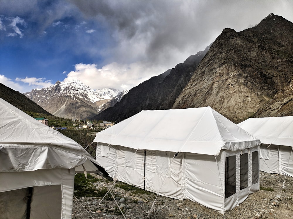 Weißes Zelt in der Nähe von Felsformationen während des Tages