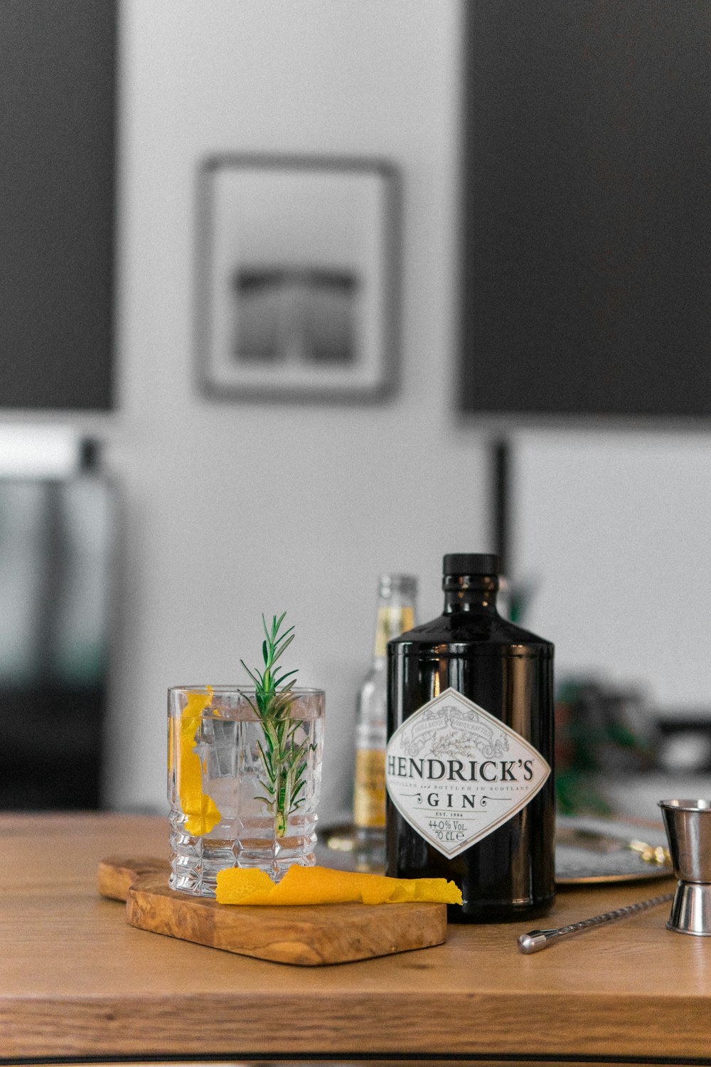 bottiglia di gin in bianco e nero su tavolo di legno marrone