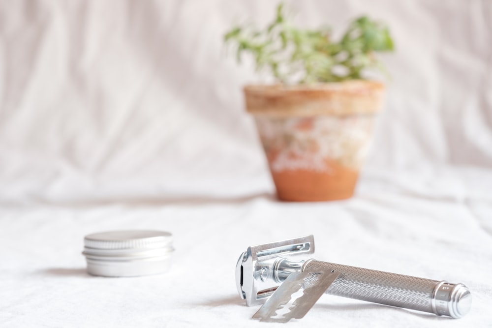 razor near potted plant