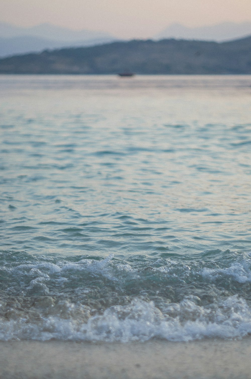 shallow focus photo of ocean during daytime