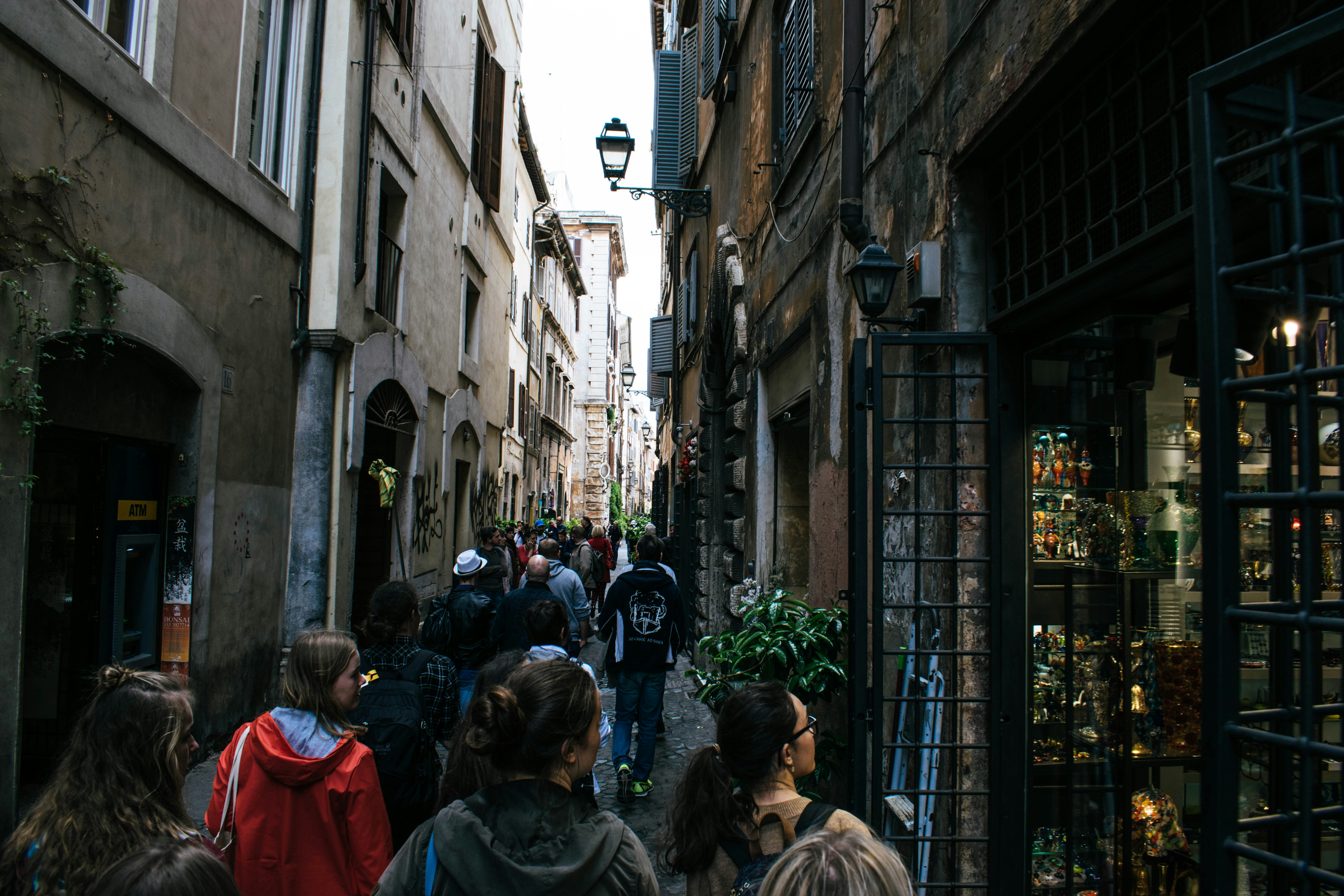 gente caminando en el callejón durante el día