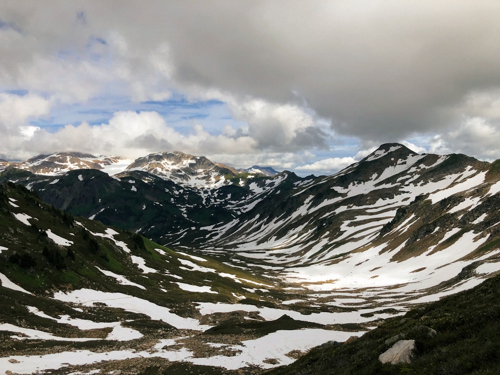 Fotografia dos Alpes da Montanha durante o dia