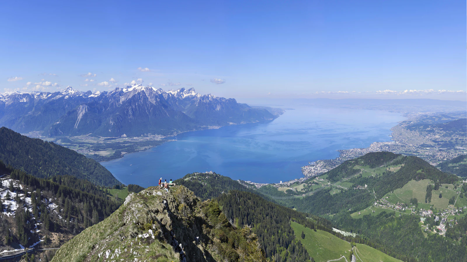Vue aérienne des montagnes au-dessus de Montreux et du Léman — image d'illustration