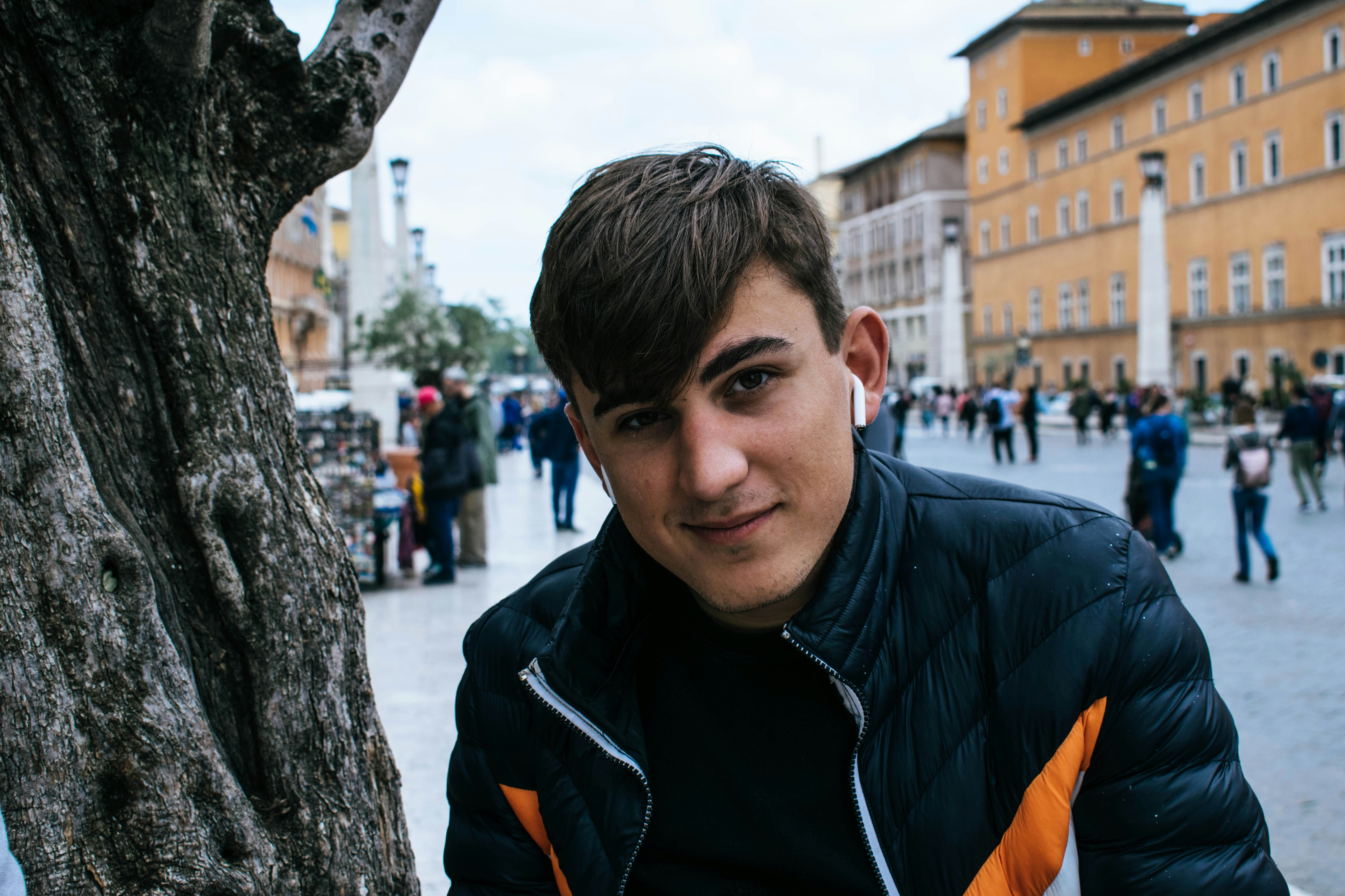 hombre con chaqueta burbuja negra