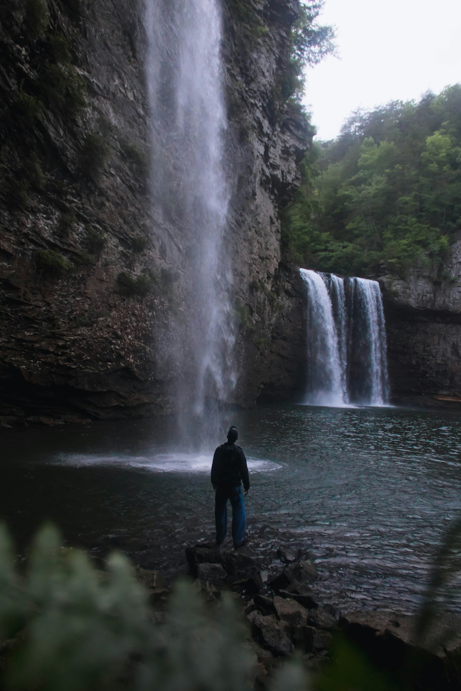 Canon EOS 750D (EOS Rebel T6i / EOS Kiss X8i) + Canon EF-S 18-135mm F3.5-5.6 IS sample photo. Person near waterfalls photography