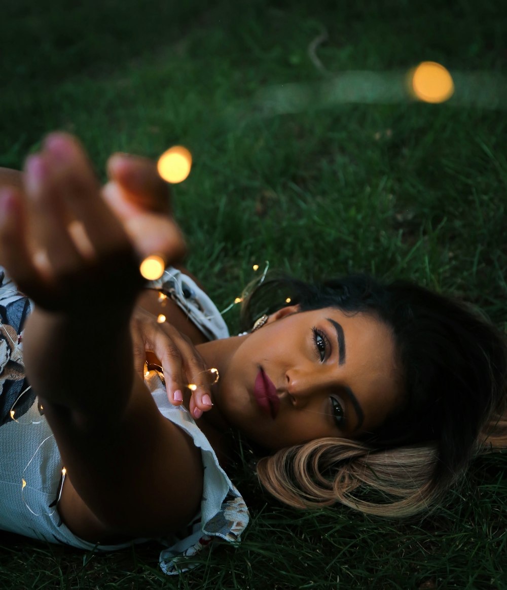 femme couchée sur l’herbe