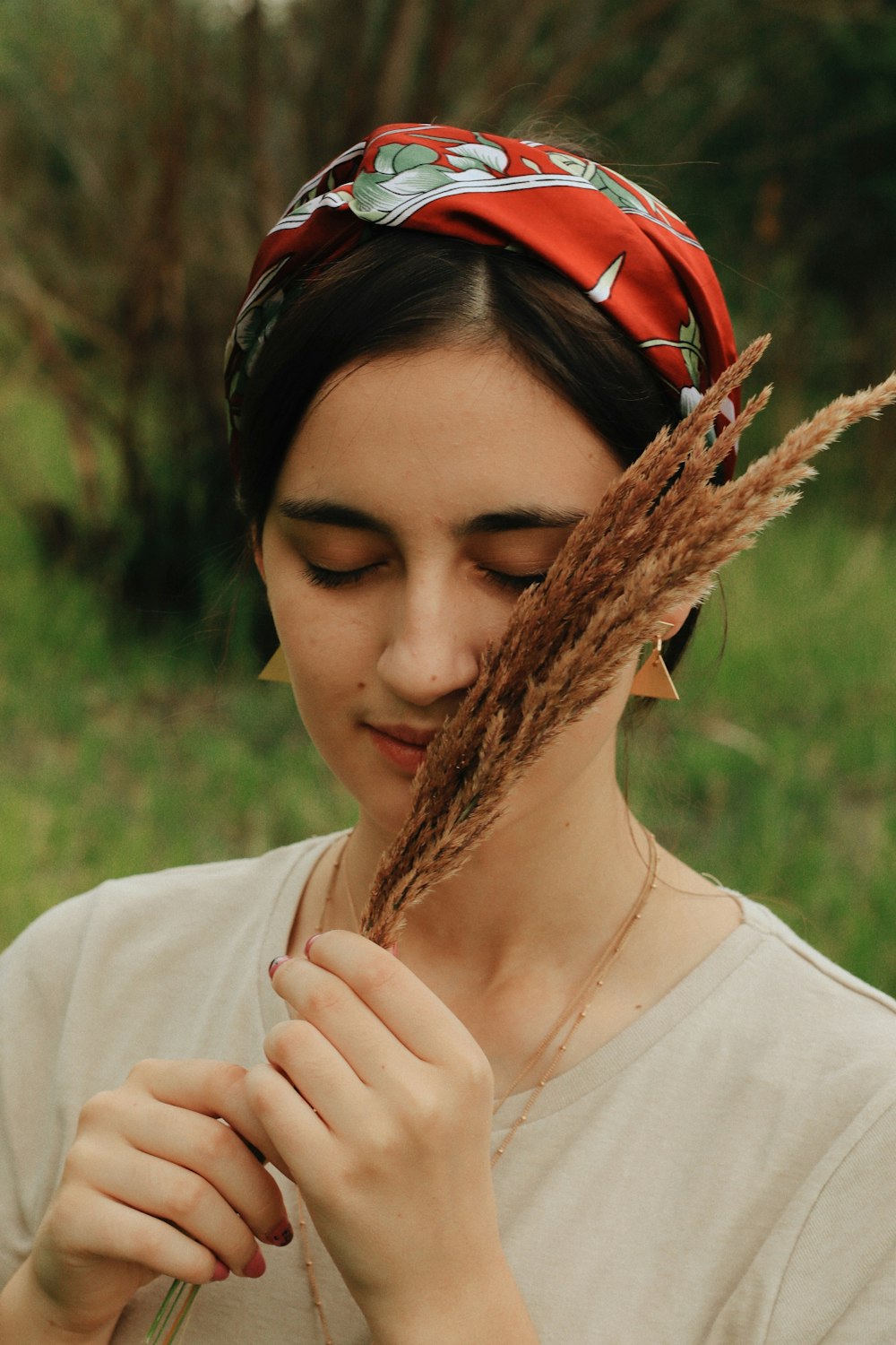 woman holding brown rice grains